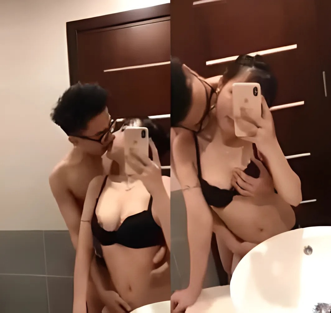 La salope aime baiser devant le miroir