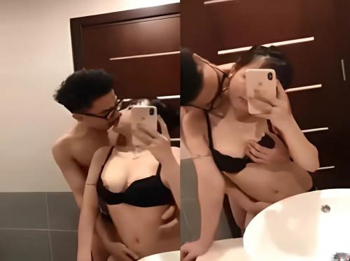 섹시한 여자는 거울 앞에서 섹스하는 걸 좋아해