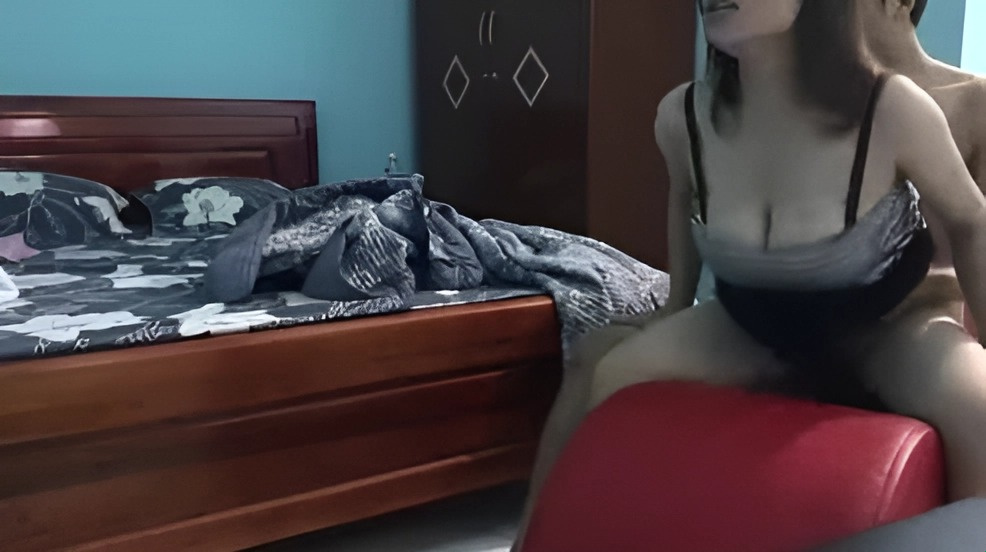 Lassen Sie die Mollige auf dem Zweiersofa zum Orgasmus kommen